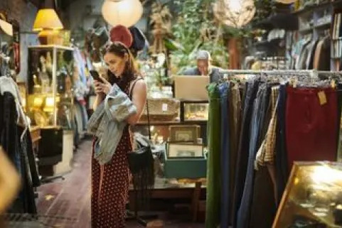 Retro Appeal: Research Reveals the Reasons Behind Vintage Shopping in Turbulent Times /